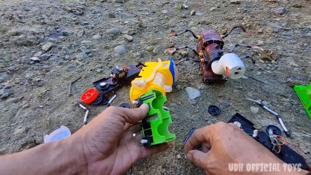 В поисках и сборке игрушек-поездов Томаса и его друзей, Чу Чу Чарльза, Томаса-призрачного паука