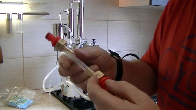 Подключаю самогонный аппарат к крану с водой