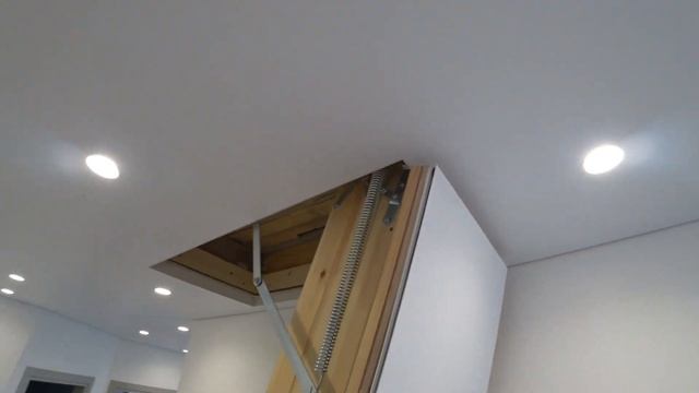 Как обойти люк лестницу натяжным потолком.