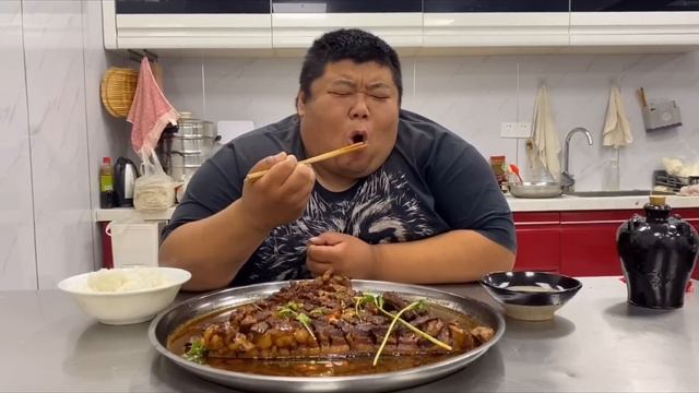 300元买11斤五花肉,胖哥整块做成红烧肉,抱着啃太过瘾了,爽!【胖猴仔】