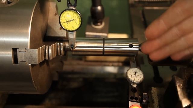 Выставить заднюю бабку токарного станка, чтобы не конусило