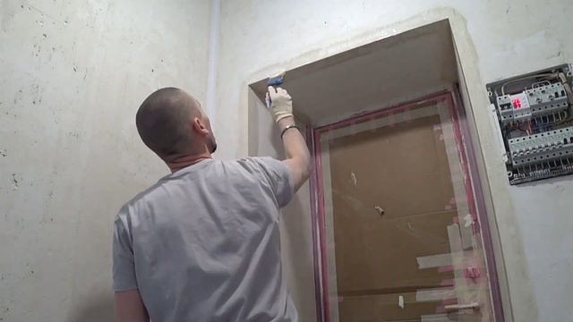 Монтаж уголка на дверной откос.
