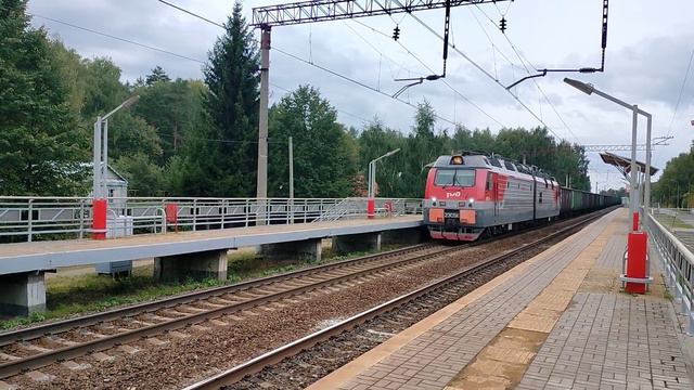 2ЭС5К-469 с грузовым поездом и ЭД9М-0052 на о.п. Каменка