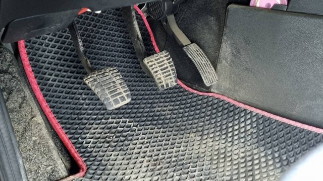 УАЗ Патриот, провалилась педаль сцепления.