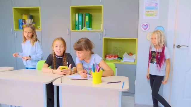 НОВЕНЬКАЯ УВЕЛА ПОДРУГУ в школе!!   Марго и Виола в ШОКЕ!
