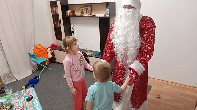 Приходил Дедушка Мороз и подарочки принес!\\Отмечали весело и дружно Новый Год!!!