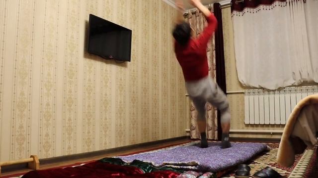 КАК НАУЧИТЬСЯ ЗАДНЕЕ САЛЬТО ДОМА