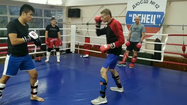 Кикбоксинг, тренировка с партнером.