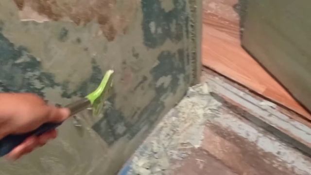 Снимаем масляную краску со стен в ванной. Смывка.
