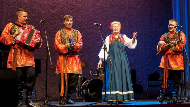Ой, при лужку, при лужке •♥♥•.¸Сколько чувства и экспрессии! ❤️
ПОТРЯСАЮЩЕЕ исполнение!