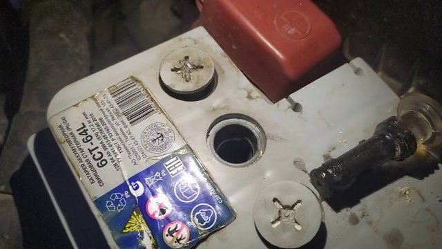 Доливаем дистиллированную воду в аккумулятор