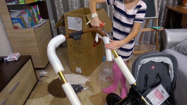 КОЛЯСКА ДЛЯ ДЕВОЧКИ - Ева распаковывает коляску для новорождённого РЕБЁНКА