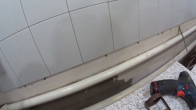 Укладка фартука (экрана) на жидкие гвозди , в кухне за 11 мин!!! Из бюджетной плитки!