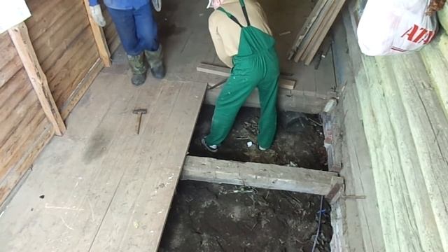 начинаем Утепление пола первого этажа в деревянном доме // демонтаж старого пола ч. 1