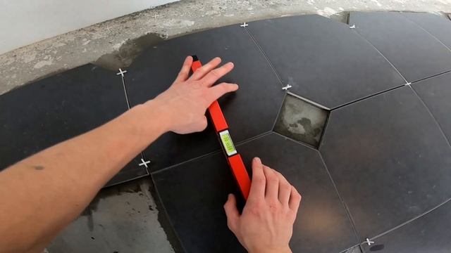 Укладка керамогранитной плитки на неровный пол.