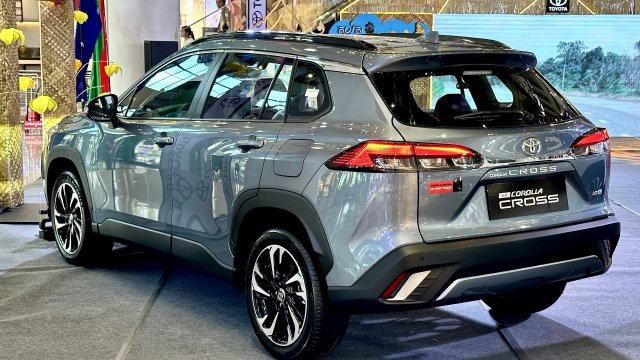 Обзор роскошного семейного внедорожника Toyota Corolla Cross 2024 1,8 л.