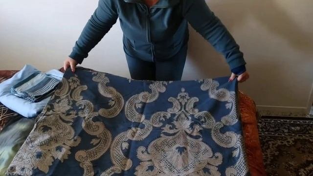 Сложить аккуратно постельное бельё для экономии места в шкафу