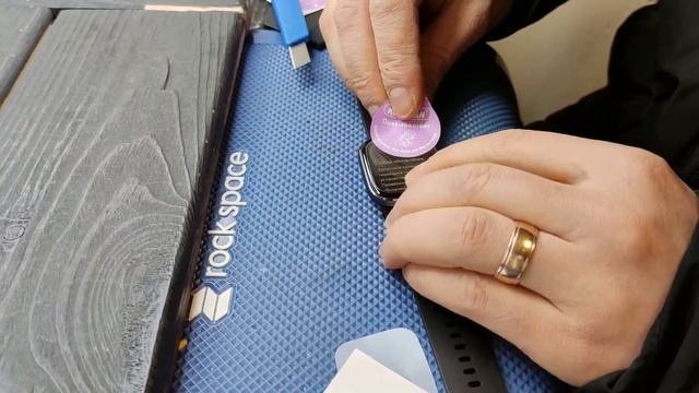 Как наклеить плёнку на умные часы. Мастер клеит плёнку Rock Space на smart watch Xiaomi или Apple