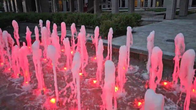 Фонтан во дворе дома "Нобель" от компании "Новый мир" в Новосибирске