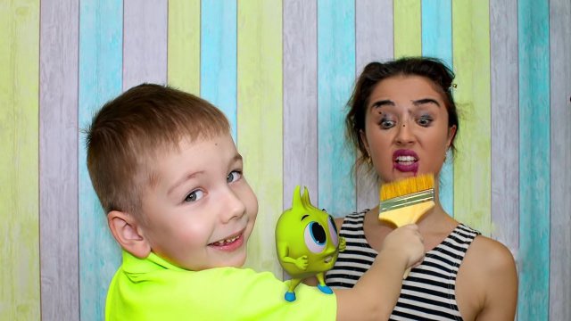 Хелпик все ПЕРЕПУТАЛ Рома ПОМОГАЕТ маме и ДЕЛАЕТ макияж Рома и Хелпик