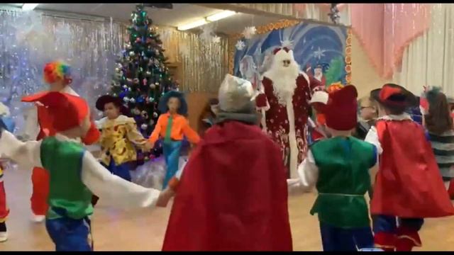 Игра с Дедом Морозом "Ходит дедушка Мороз" на новогоднем утреннике | Подготовительная группа