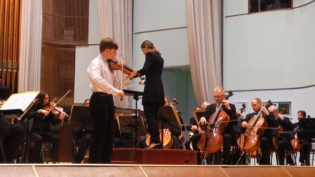 Юный музыкант покорил своим выступлением весь зал, оркестр встал