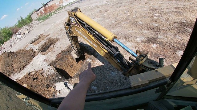 Выкапываю 19 котлованчиков. Экскаватор-погрузчик.