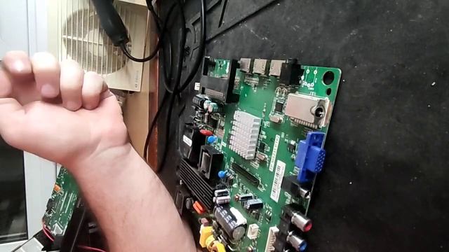 Telefunken Tf-led50S10T2 завис на заставке. Сломался разъём антенны, ремонт.