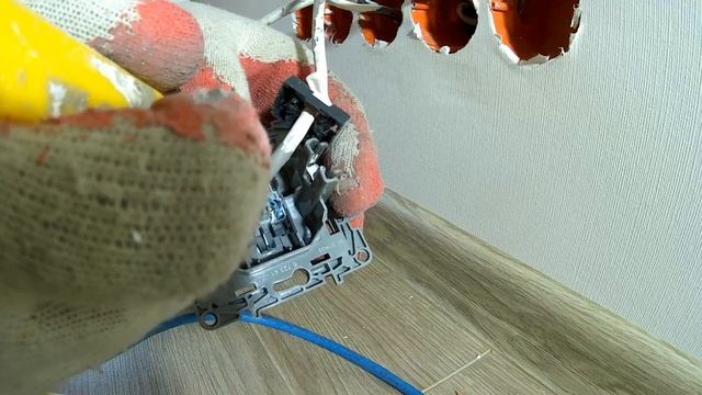 Серия 18. Установка розеток Legrand Valena, Интернет розетки, ТВ розетки и проходного выключателя.