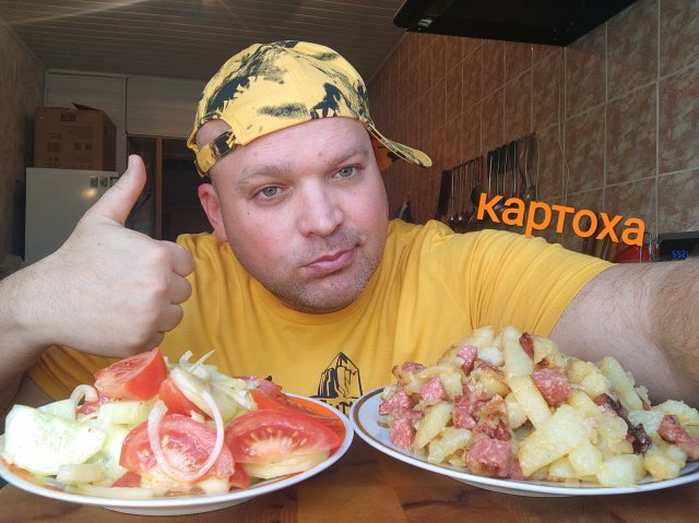 МУКБАНГ жареная картошка с колбасой/ОБЖОР салат из овощей