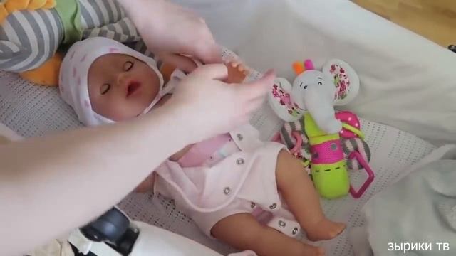 Играем в Куклы Пупсики Беби Бон Настя/переодеваем и кормим, меняем подгузник как мама/Зырики ТВ