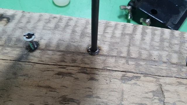 Как выкрутить сорванные саморезы и шурупы. Способы о которых многие не знают!