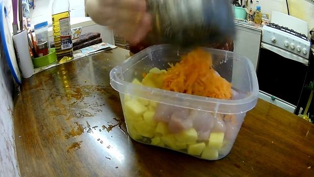 Куриное филе с картошкой в рукаве.