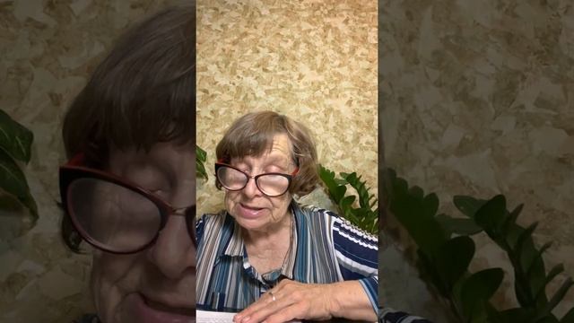 Бабушка читает сказки, которые написала в молодости)
