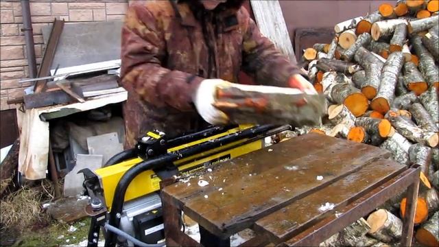 Работа дровокола Чемпион с ножным включением