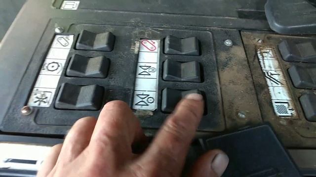 Обзор кабины и органов управления комбайна Дон-1500.