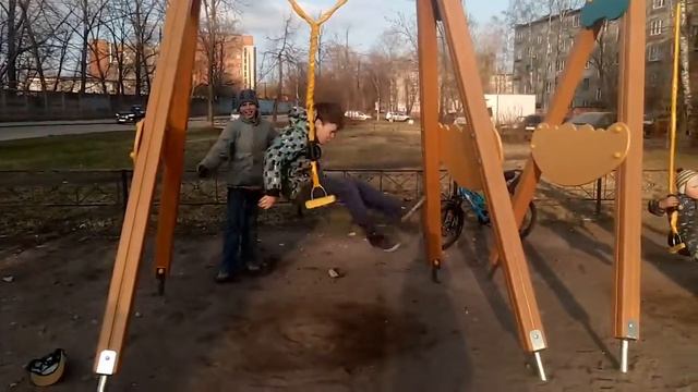 Закрутка на качелях ??