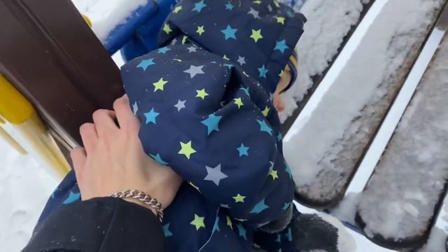 Зимняя прогулка с Лиамом на детской площадке | Лиам на прогулке