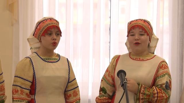 1) Р. н. п. «Комара женить мы будем», исполняет ансамбль народной песни «Задоринки»