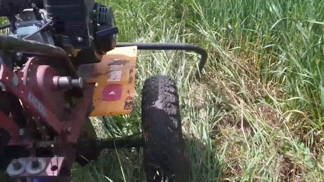 Прицепной адаптер для роторной косилки на мотоблок. Косим на  прицепом адаптере. Мотоблок косит сен