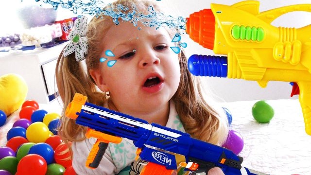 Bad Baby БИТВА Рома ПРОТИВ Дианы Испортил вечеринку Стреляет водой Bad Baby Water Gun Fight In House