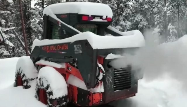 Холодный запуск старых дизельных тракторов. Потрясающий звук.