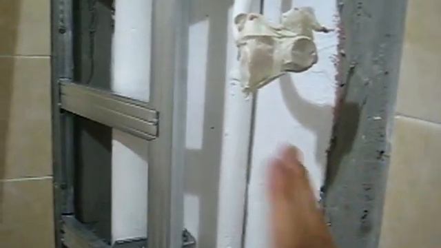 прячем трубы в ванной // короб под углом //