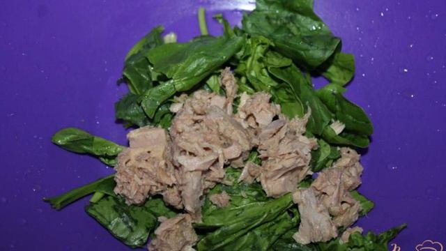 Салат с тунцом, шпинатом и перцем
