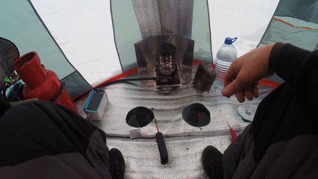 Зимняя рыбалка с ночёвкой при -20 и обустройство палатки.
