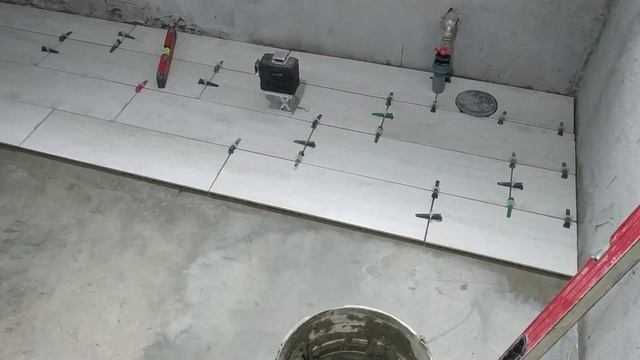 УКЛАДКА ПЛИТКИ НА ПОЛ С ПОМОЩЬЮ СИСТЕМЫ СВП. Монтаж керамогранита в санузле.