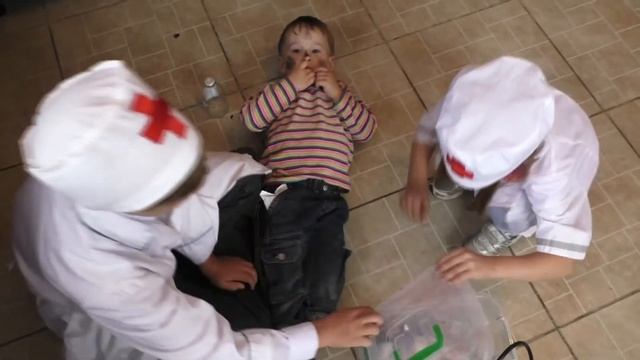 Дети играют в доктора, Доктор Настя делает укол