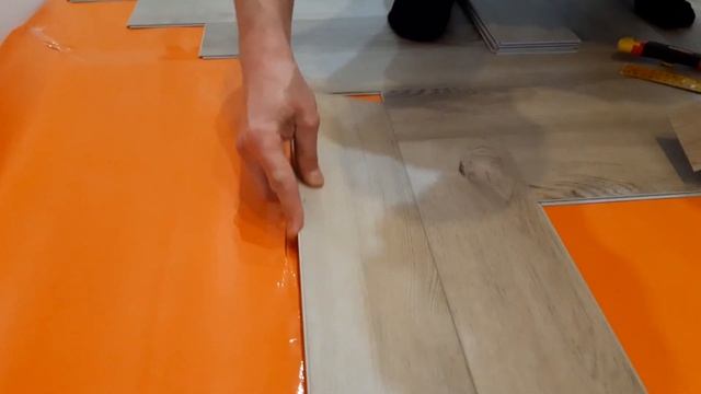 Монтаж каменно - полимерной плитки (кварц - винила) "Alpine Floor"  ёлочкой.