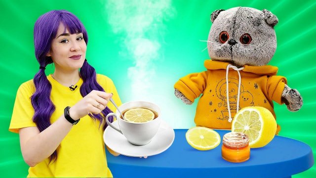 Дымок пробует чай с медом и лимоном - Видео для детей с котом Дымок - Игры в доктора игрушек