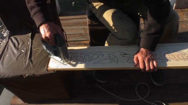 Вырезаем наличники.